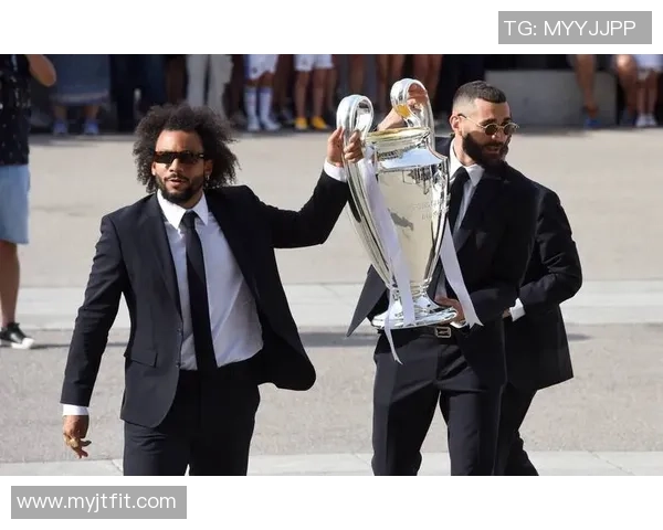 当足球球星放下荣誉奖杯陪爱犬草地上嬉戏追逐球影